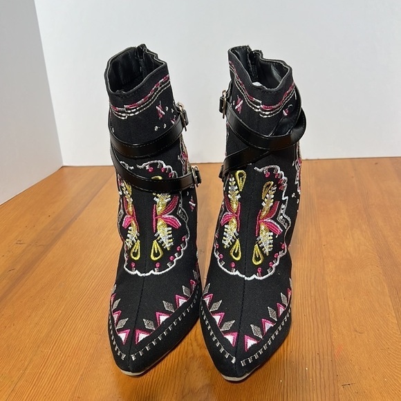 Embroidered stiletto black ankle booties. Size 39. NWOT. - Picture 3 of 6